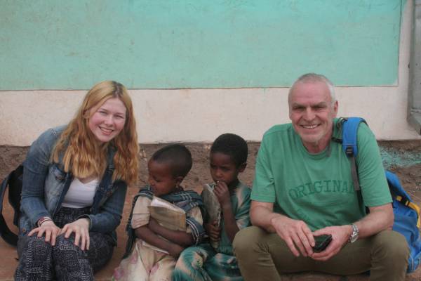 Bernd Schröder mit Schülerin in Äthiopien