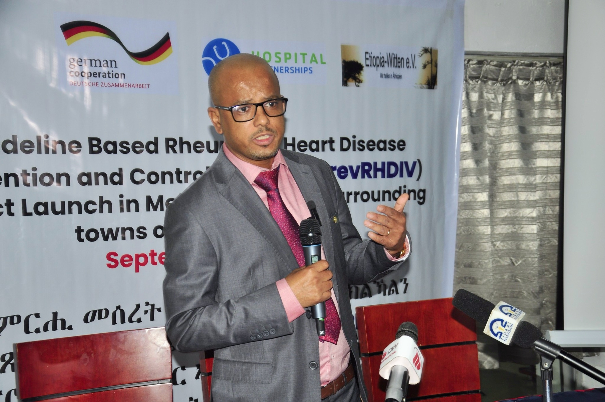 Kardiologist Abraha Hailu is talking on PrevRHD IV